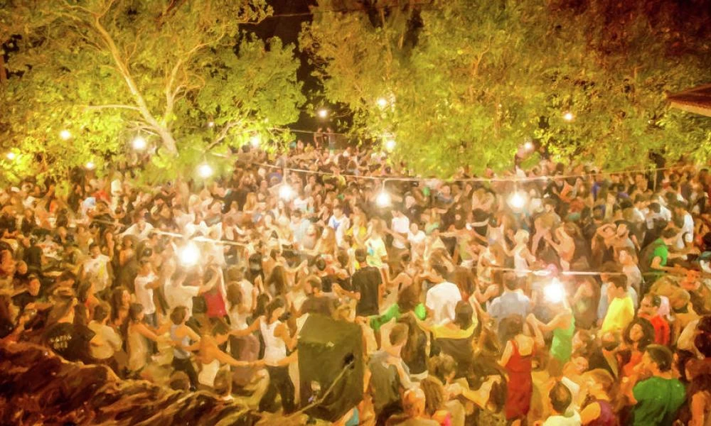Απίστευτες εικόνες συνωστισμού στην Ξάνθη - Ξέφρενο γλέντι μέχρι πρωίας - Βίντεο